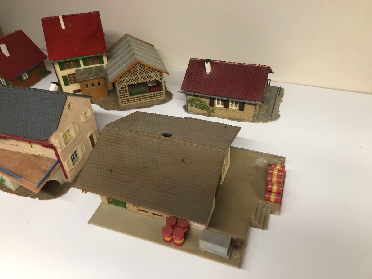 Modellini di ferrovie: Modellhäuser Sammlung, 6 Stück, Spur H0, Eisenbahn Modelle – Usato da Zweidlen venduto da Maerliharo_57 2