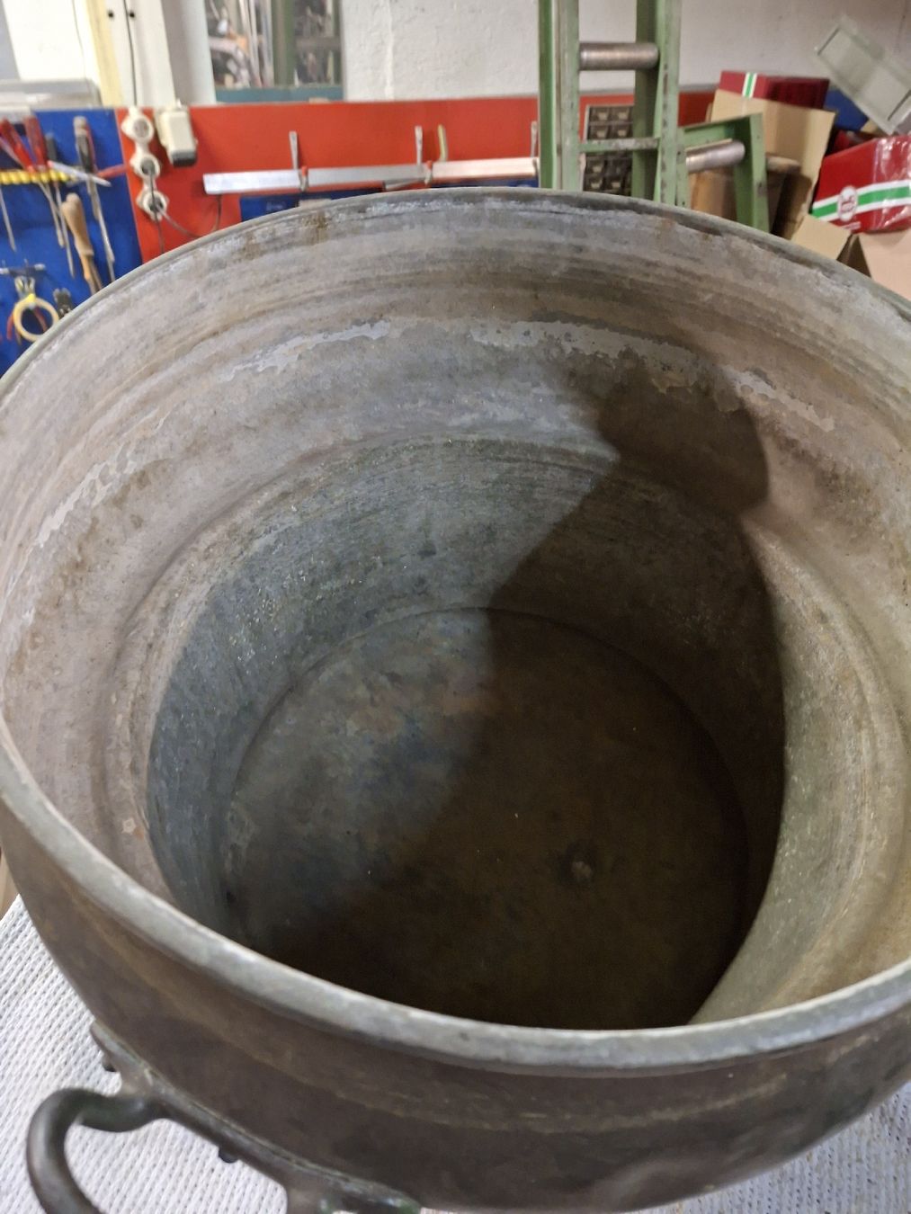 Vasi per fiori: Antiker Kupfer Kessel, Durchmesser 50cm, Topf  – Usato da Grossdietwil venduto da hufi10 2