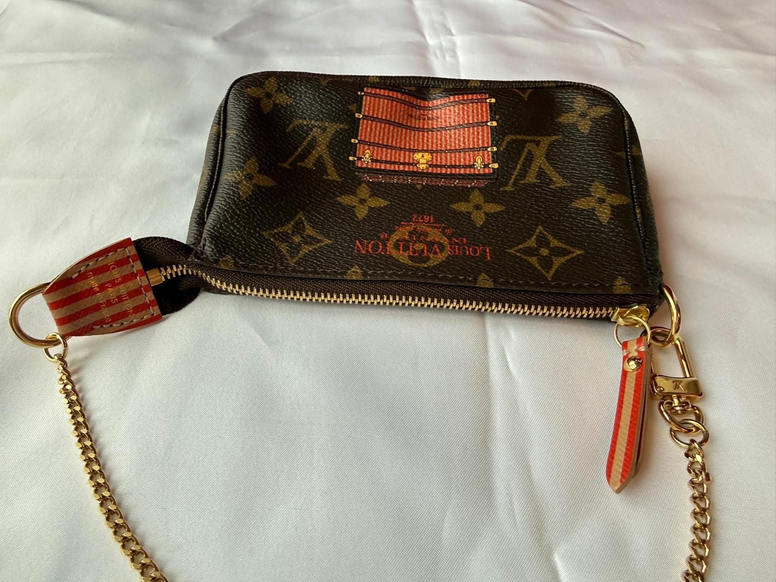 Louis Vuitton Taschen: Louis Vuitton Pochette Trunks Monogram Canvas – Neu (gemäss Beschreibung) aus Oberarth von SSS. 2
