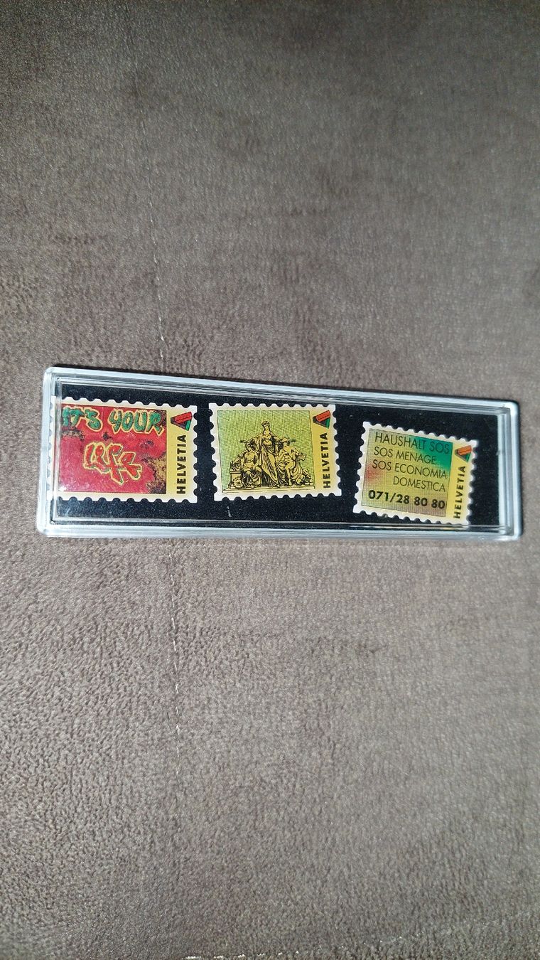 Spille & Fermagli: Pin's Schweizer Briefmarken, 3 Stück – Usato da Zürich venduto da Romstyle 2