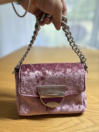 borsetta rosa in velluto “Roccobarocco con catena