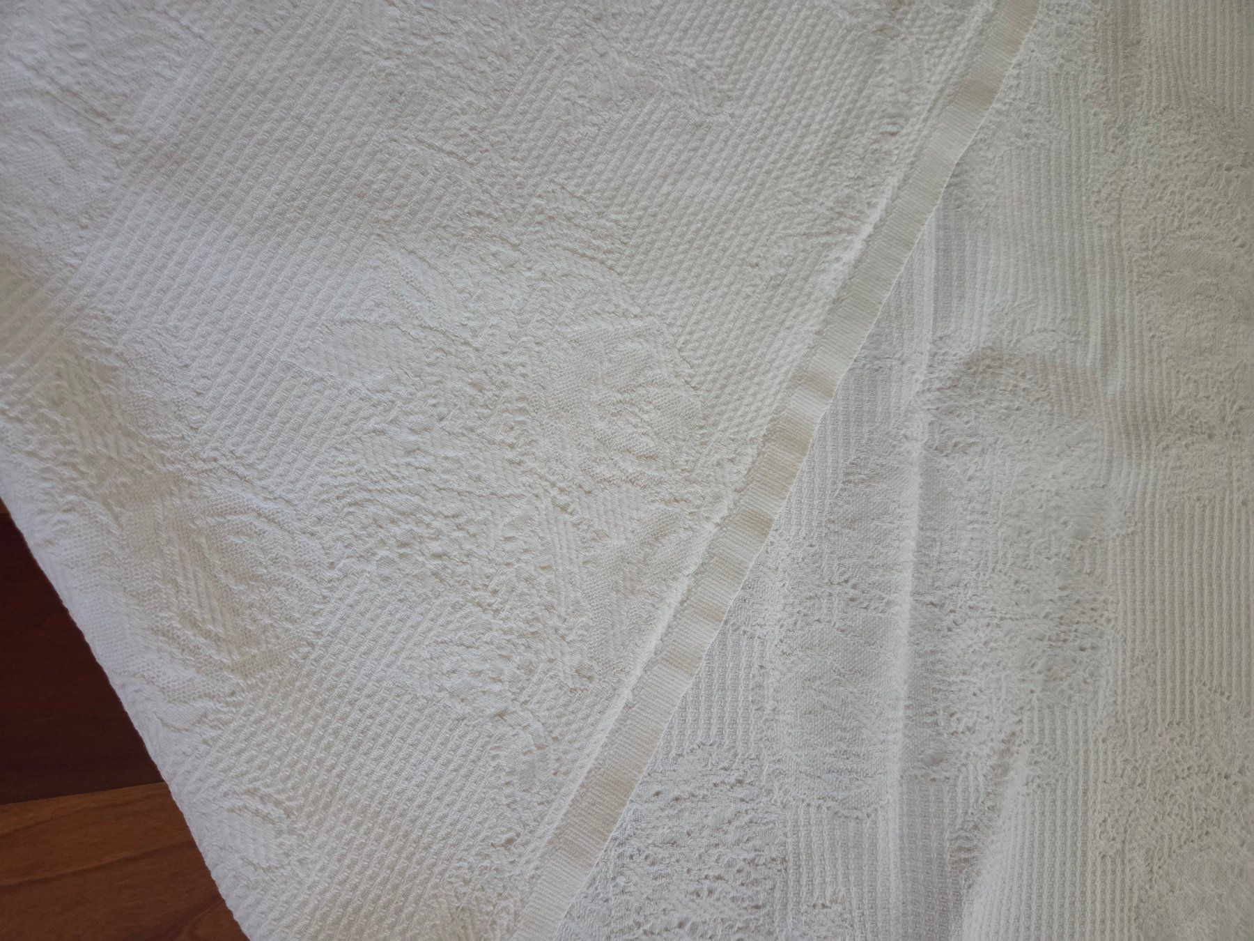 Coperte: 1 weisser Bettüberwurf oder eine Decke – Usato da St. Gallen venduto da Razoon77
