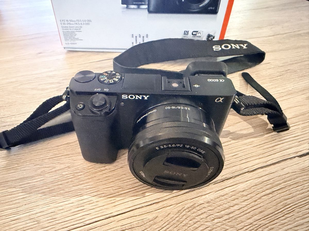 Sony Fotocamera: Sony Alpha 6000 Set: Kamera, Objektive, OVP, Ladekabel – Usato da Baldegg venduto da SHEEL 1