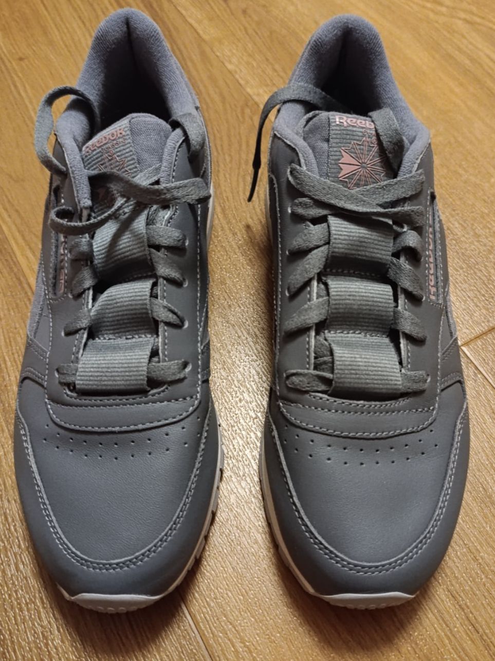 Reebok Scarpe da donna: Sneaker Reebok Classic, Grösse 40, grau – Usato da Silvaplana venduto da Suomi3101 1