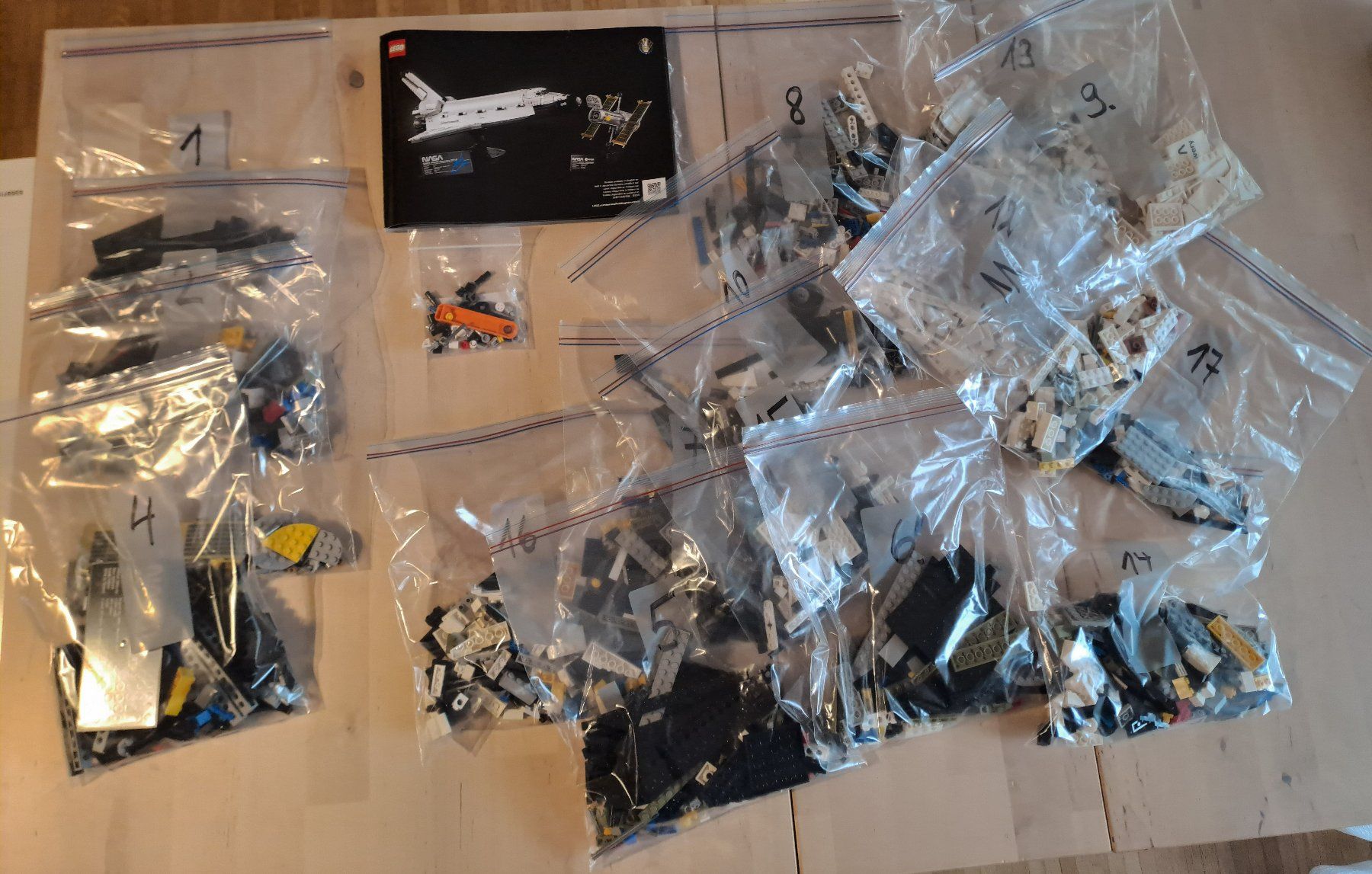 Lego Baukästen: Lego Set "Space Shuttle Discovery mit Hubble-Teleskop" – Gebraucht aus Uster von  1