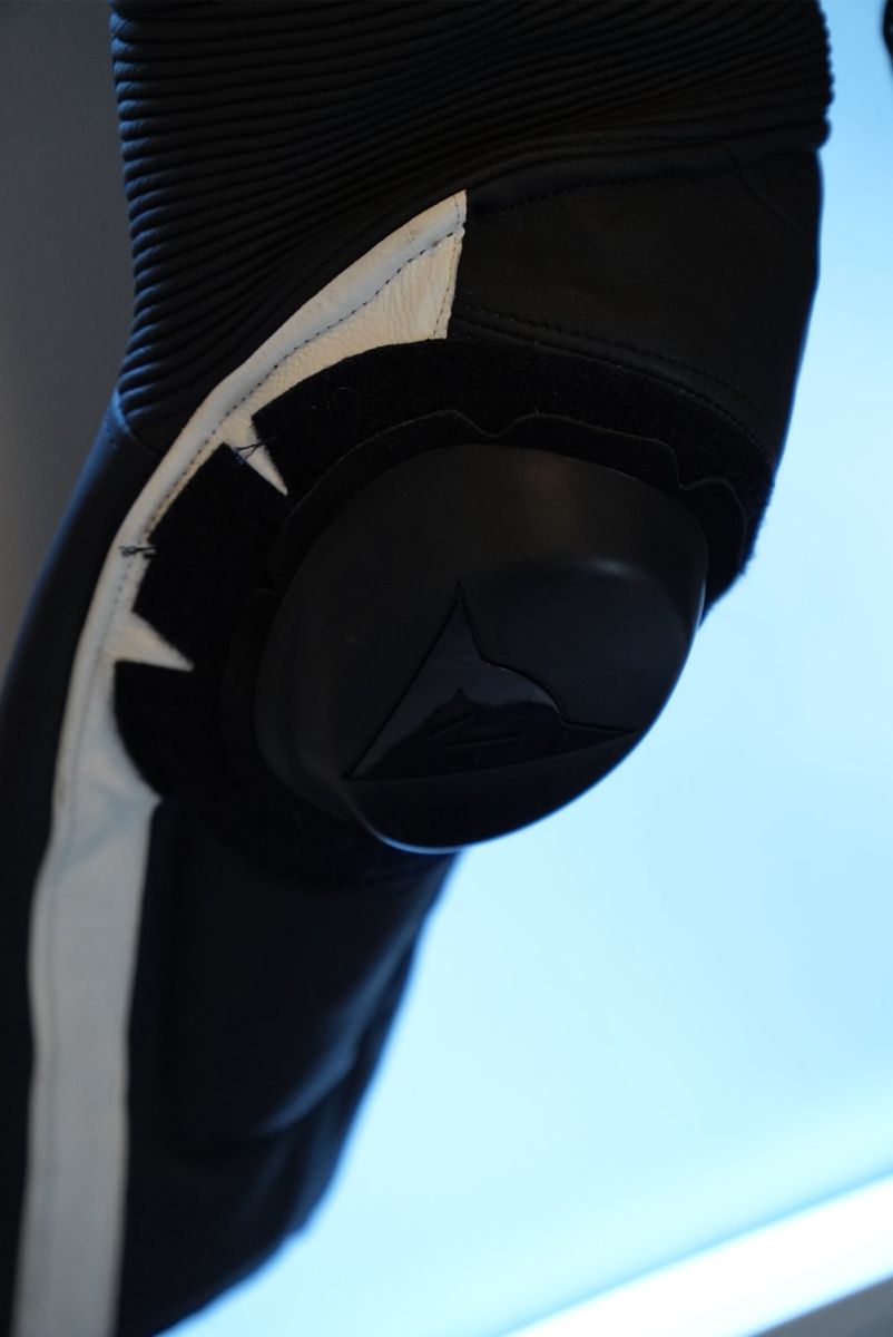 Dainese Completi, tute sportive e funzionali: Dainese Lederkombi Gr. 48 – Usato da Steffisburg venduto da Joepilot 3