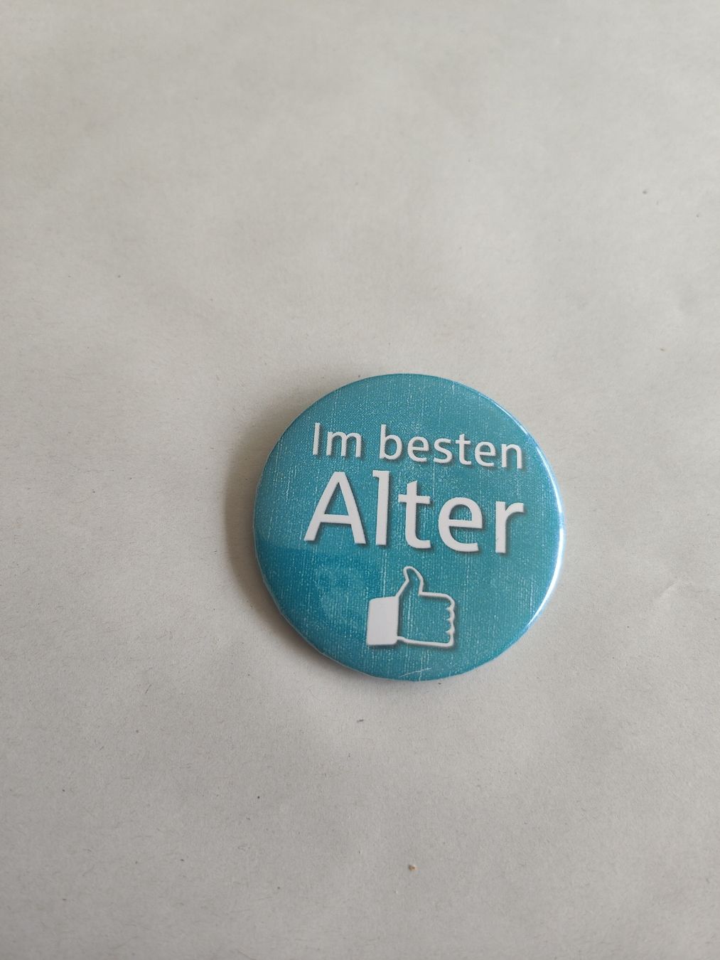 Placchette & Badge: Button Im besten Alter Daumen hoch blau 5cm – Usato da Flumenthal venduto da Rentnerexpress
