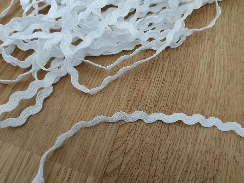 Nastri decorativi: 3 Meter Zig Zag Band Einfassband weiss – Usato da Allschwil venduto da 86d_fmd5