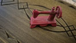 Antike Miniatur Nähmaschine, rot, Sammlerstück