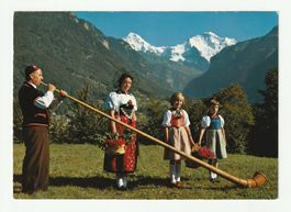 Postkarte Alphornklänge im Berner Oberland vor Bergkulisse