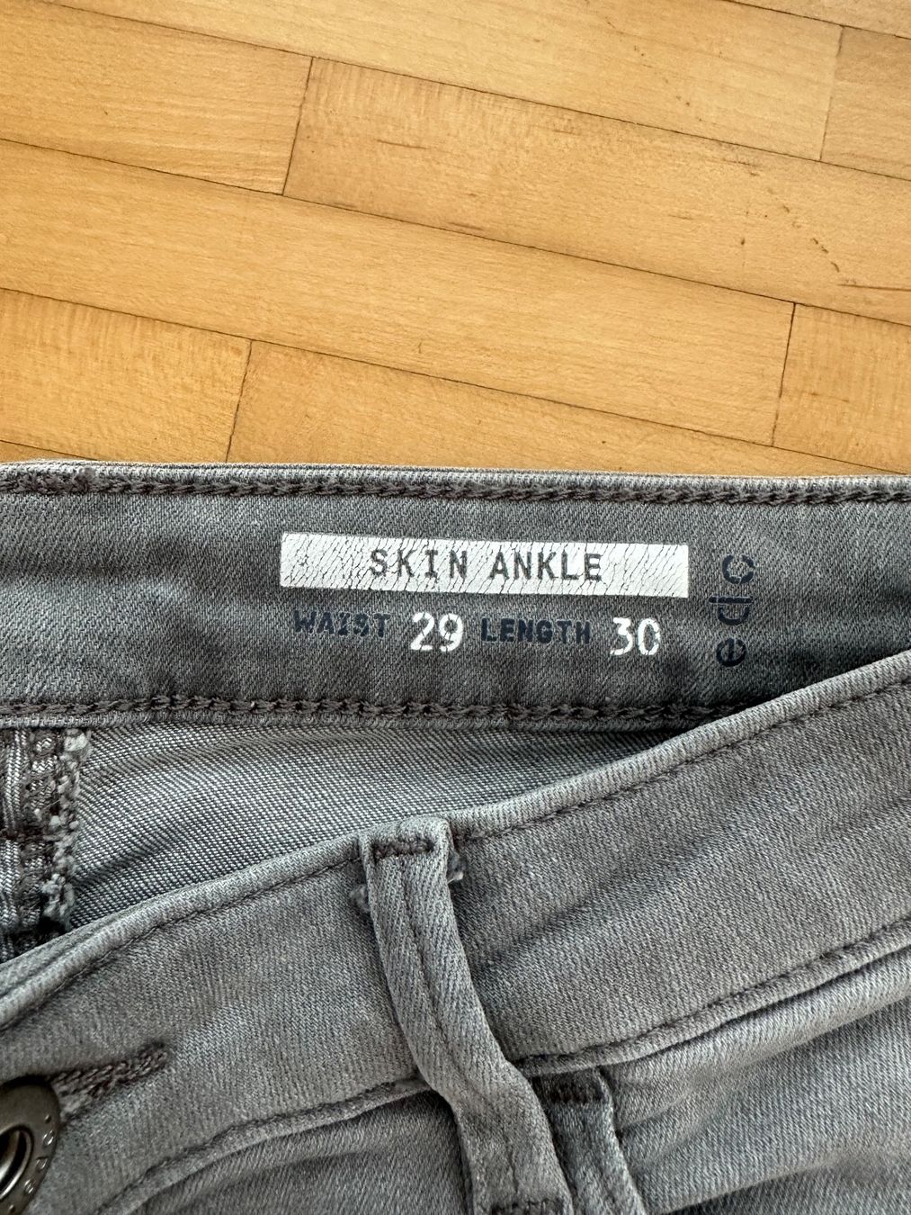 Esprit Jeans: ESPRIT Ankle-Jeans Skinny W29 grau – Usato da Würenlos venduto da gtvlady_82 1