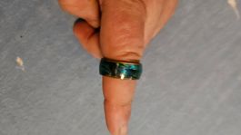 Ring mit blauem Material, kein Stempel, Vintage