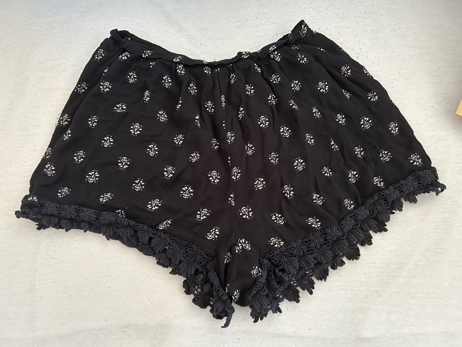 Pantaloni: Short L – Usato da Reconvilier venduto da Panda90