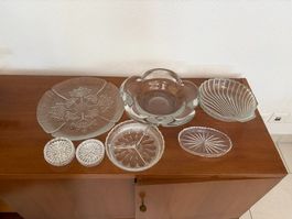 Glasplatten und Schüsseln
