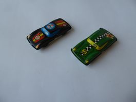 2 aeltere Rennwagen, schwarz No 6 , grün No 2, Blech, 8cm