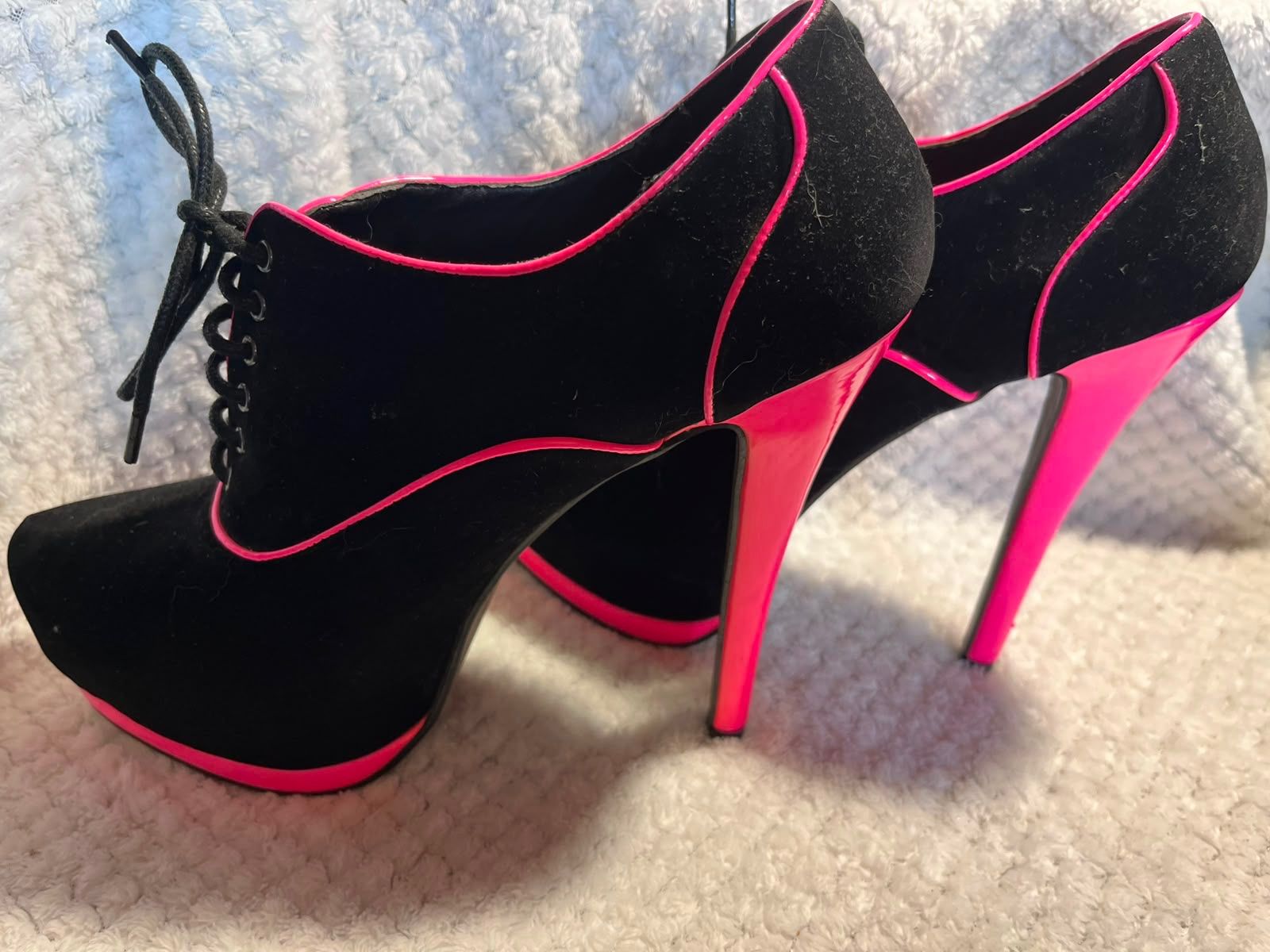 Damenschuhe: High Heels in Schwarz/Pink – Gebraucht aus Flüelen von Raubkatze-Achilles