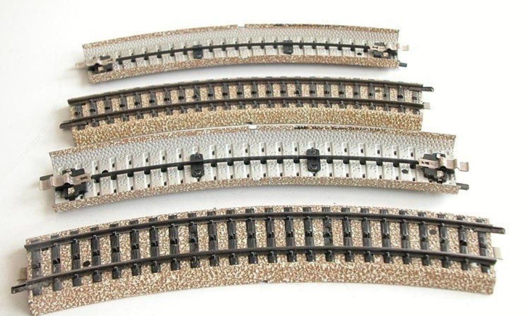 Märklin Modellini di ferrovie: 50 Märklin M-Schienen, gebogen, 5100 – Usato da Hergiswil NW venduto da Louis1955 1