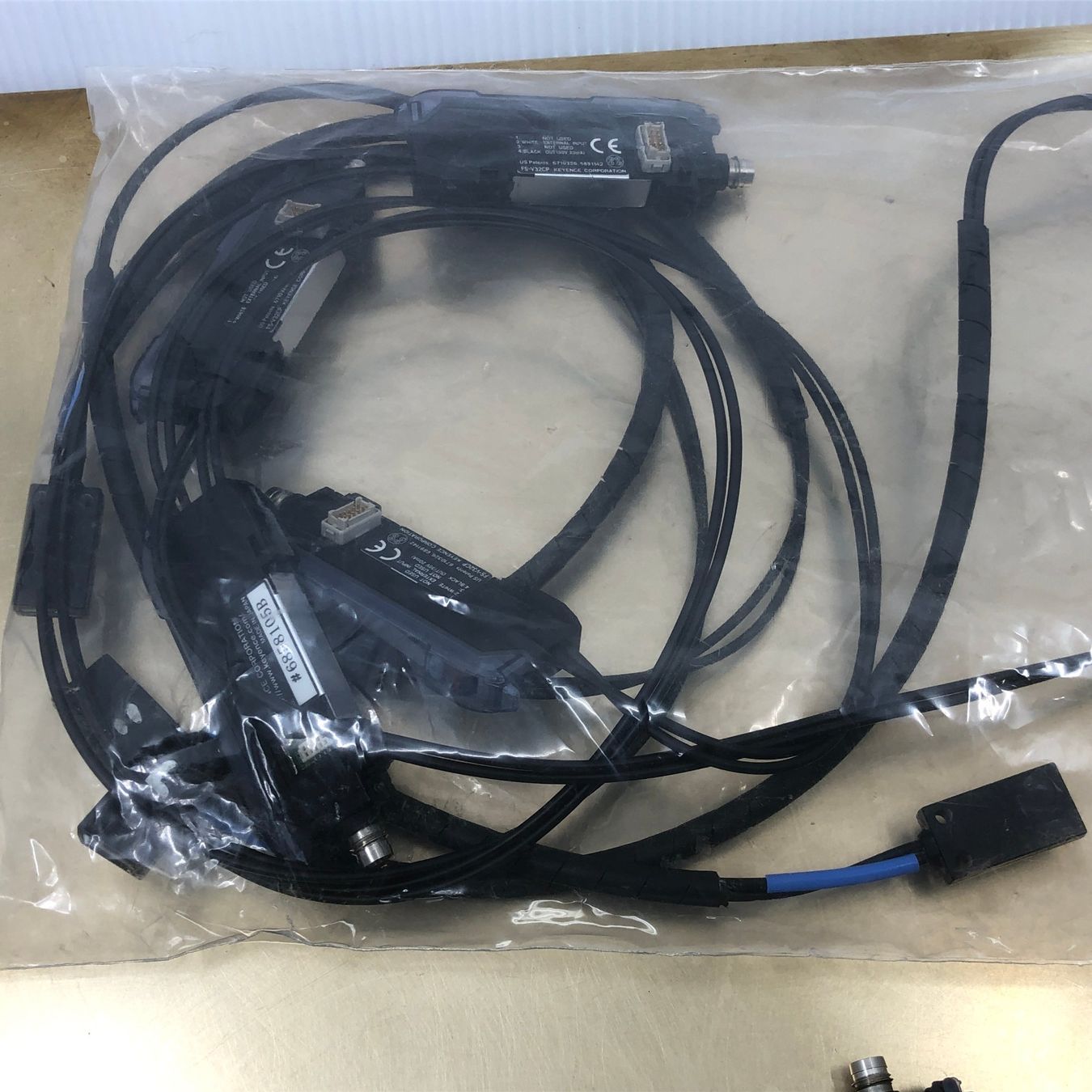 Componenti elettronici: Lichtleiter KEYENCE FS-V32CP & Keyence FU-11 – Usato da Laufenburg venduto da Sirluger 7