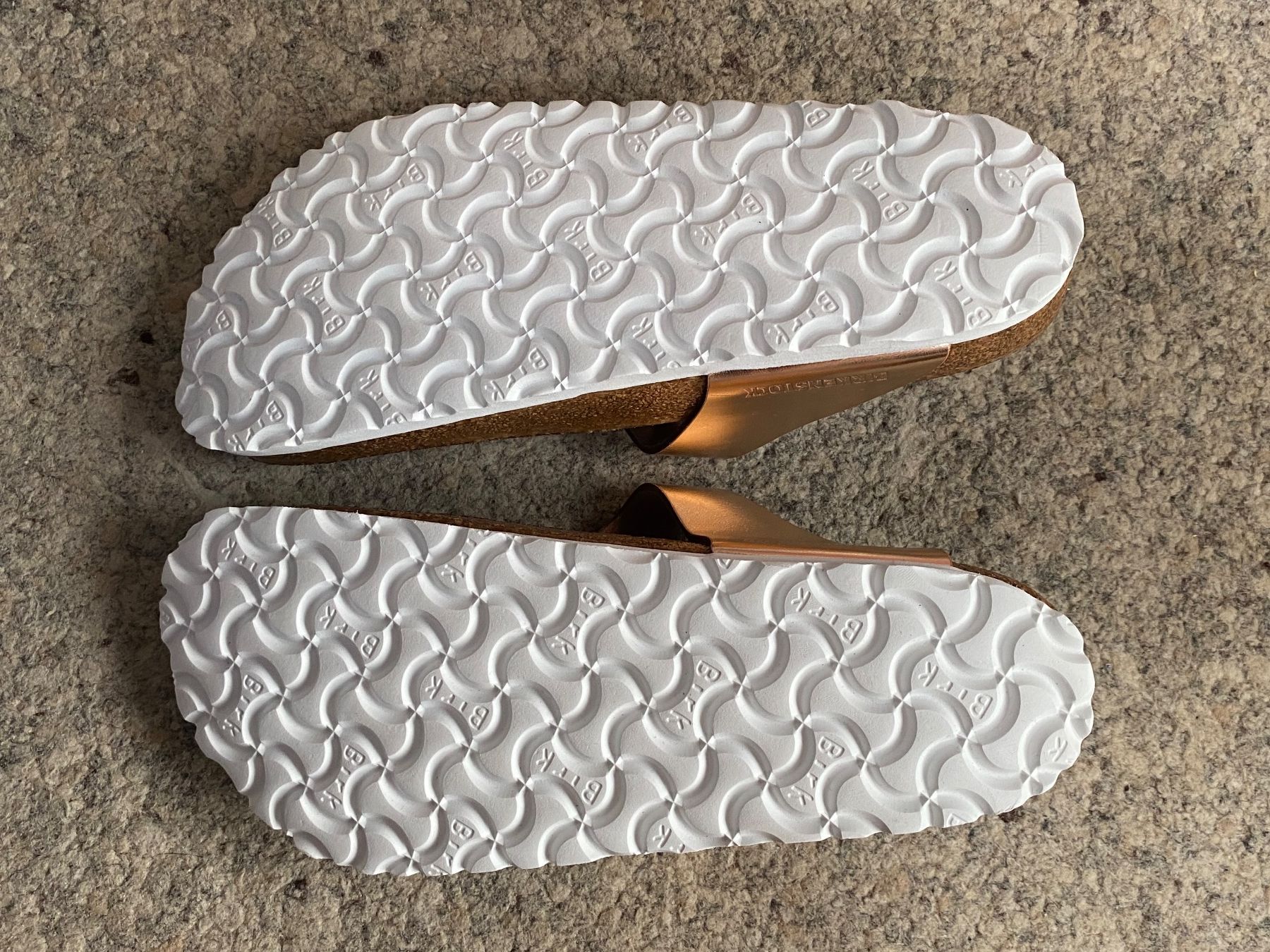 Birkenstock Scarpe da donna: Birkenstock Gizeh Copper mit Weichfussbett, Gr. 39 – Usato da Wattwil venduto da edel88 5