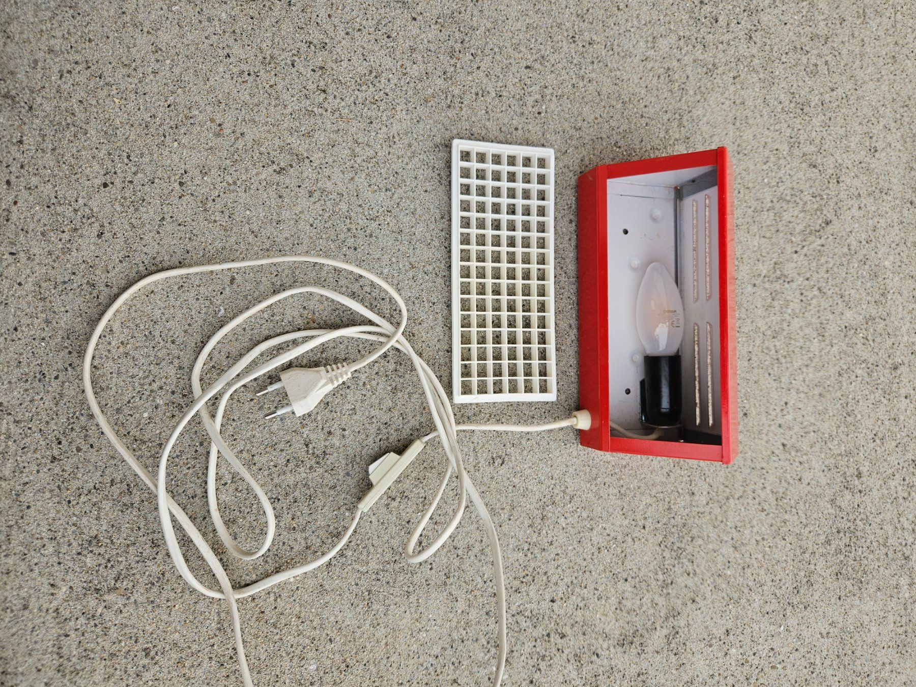 Ikea Lampen: Lampe murale rouge avec grille diffuseur type:v204 Ikea – Gebraucht aus les Breuleux von audis44 1