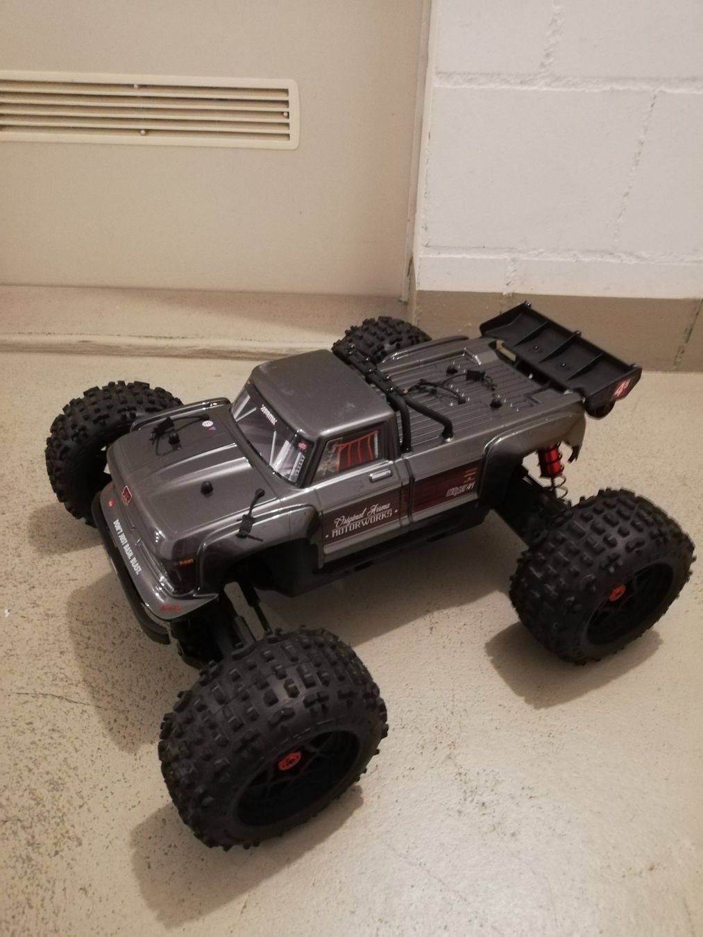 Arrma Modellismo RC: Arrma Outcast 4S – Usato da Steffisburg venduto da Helipilot73