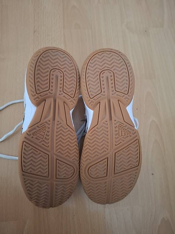Scarpe da uomo: Hallenturnschuhe Adidas Gr. 37 1/3 – Usato da Lyssach venduto da butterfly065 2