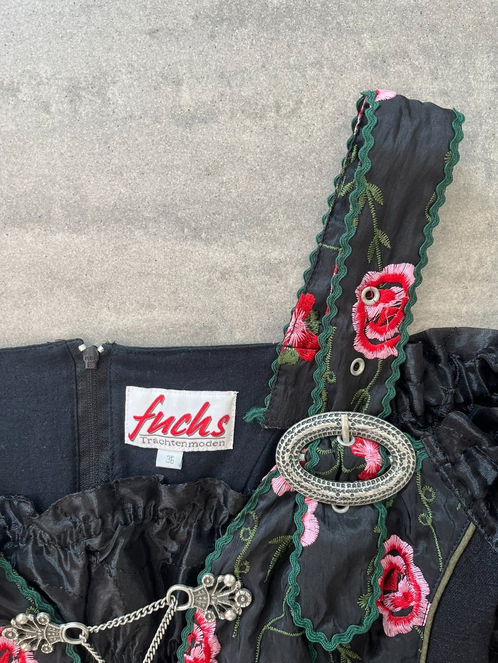 Kostüme: FUCHS Dirndl Bluse Schwarz/Rosen – Gebraucht aus Otelfingen von Denis_ZH 3