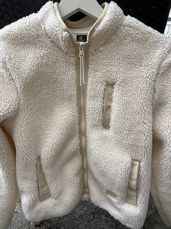 Giacche: Flauschige Damenjacke von Volcom – Usato da Luzern venduto da Aeniiii 2