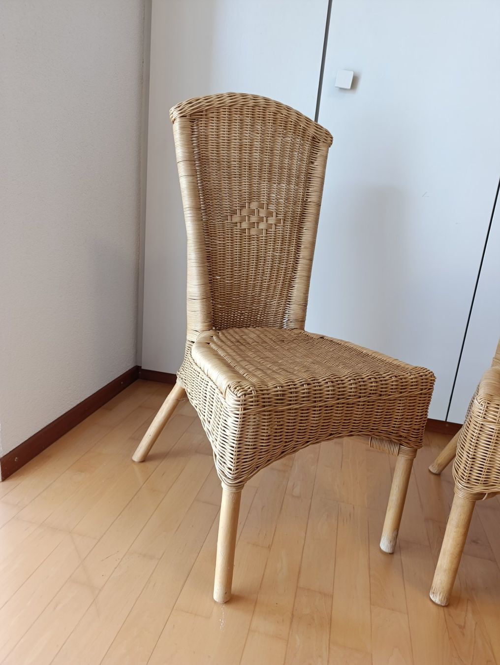 Stühle: 4 Stühle Rattan stapelbar – Gebraucht aus Liesberg Dorf von Murgs
