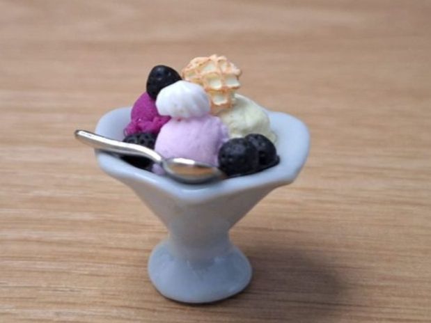 Puppenhäuser & -möbel: Handmade Coupe Eisbecher mit Brombeeren, Keramik Eisbecher – Neu (gemäss Beschreibung) aus Zürich von HandmadeTinyFood