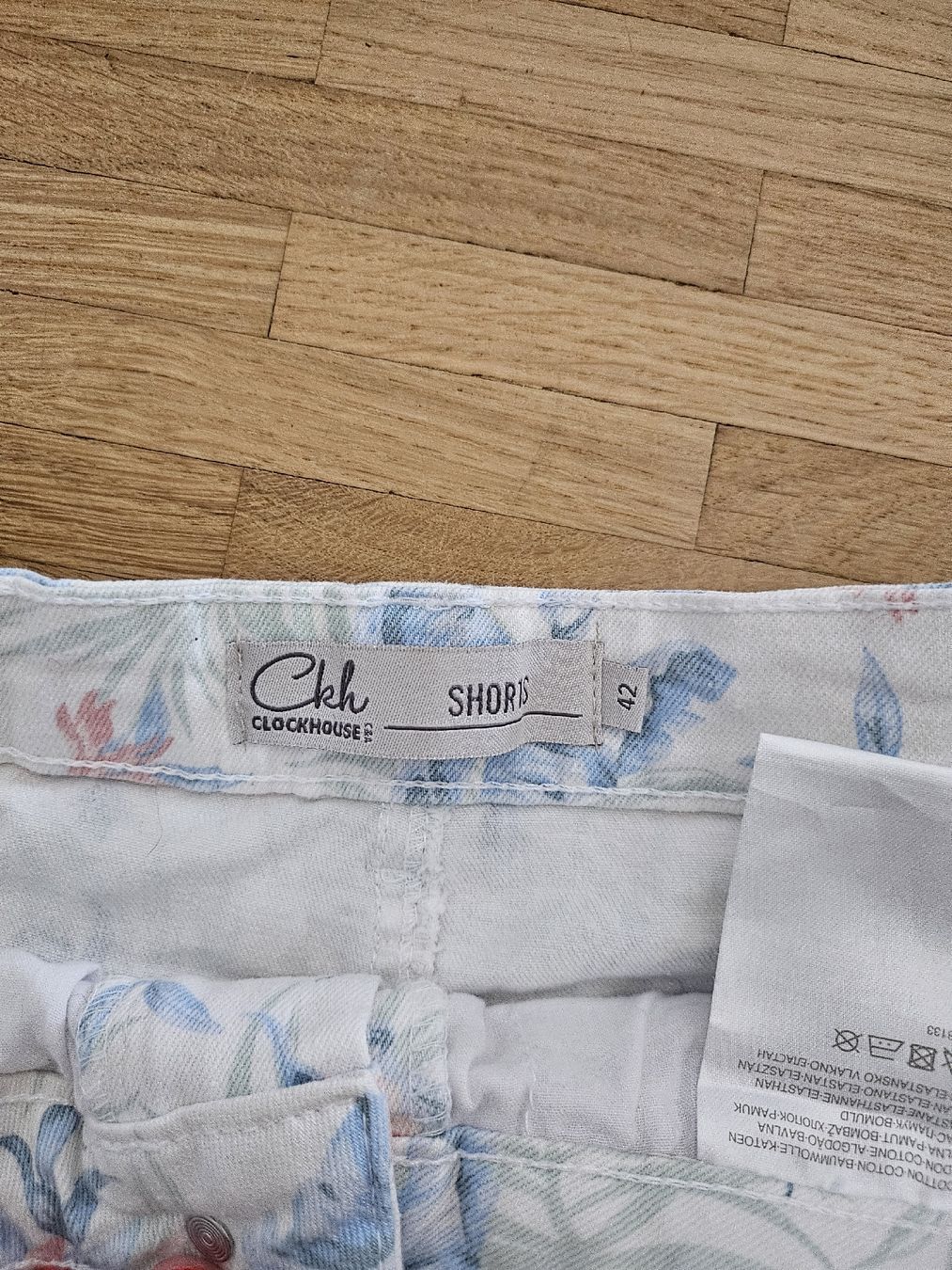 Pantaloni: Très joli short – Nuovo (secondo la descrizione) da La Tour-de-Peilz venduto da mar_2r26 1