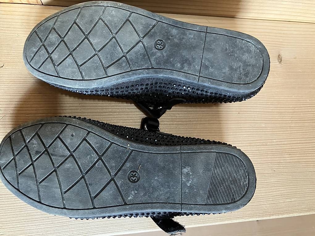 Scarpe per ragazze: Ballerinas schwarz Gr.33 – Usato da Brunnadern venduto da Bumlebee 2