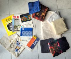 Kiste gefüllt mit Stoffresten und Handarbeitsheften