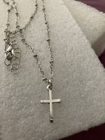 Hübscher Modeschmuck, einfache silberfarbene Kette mit Kreuz