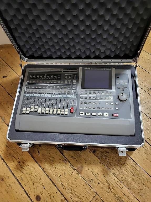 Roland Console di mixaggio: Roland  VS-1680 Digital Studio Workstation – Usato da Biel/Bienne venduto da Groovesound