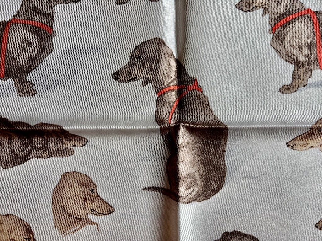 Hermès Foulard & Sciarpe: HERMES Gavroche Pochette "LES BASSETS", 2025 – Nuovo e nell'imballaggio originale da Zürich venduto da Libraco 6