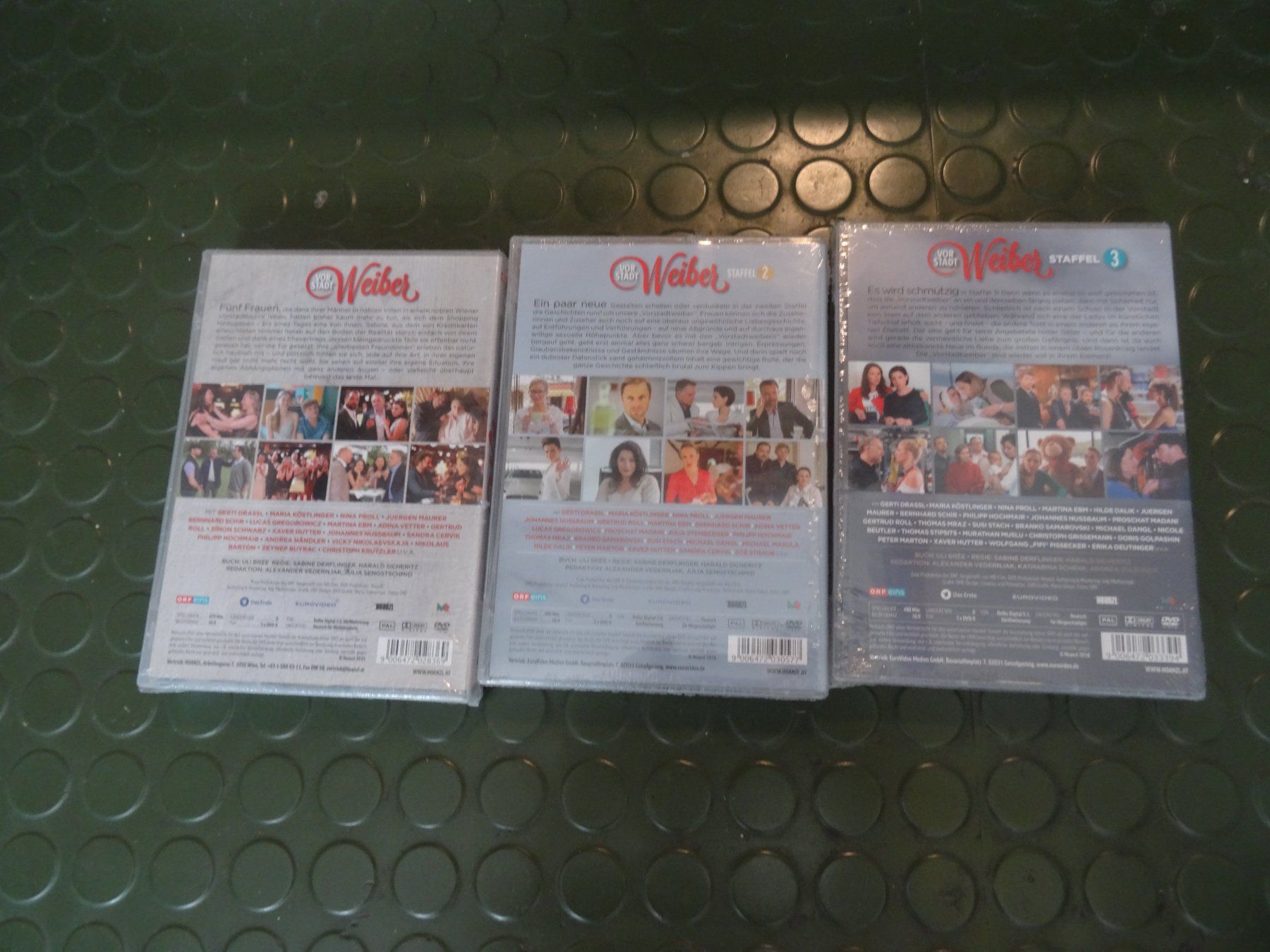 Tutti i DVDs: Vorstadtweiber Staffel 1-3 DVD NEUWARE – Usato da Olten venduto da Disc-Verkauf 1