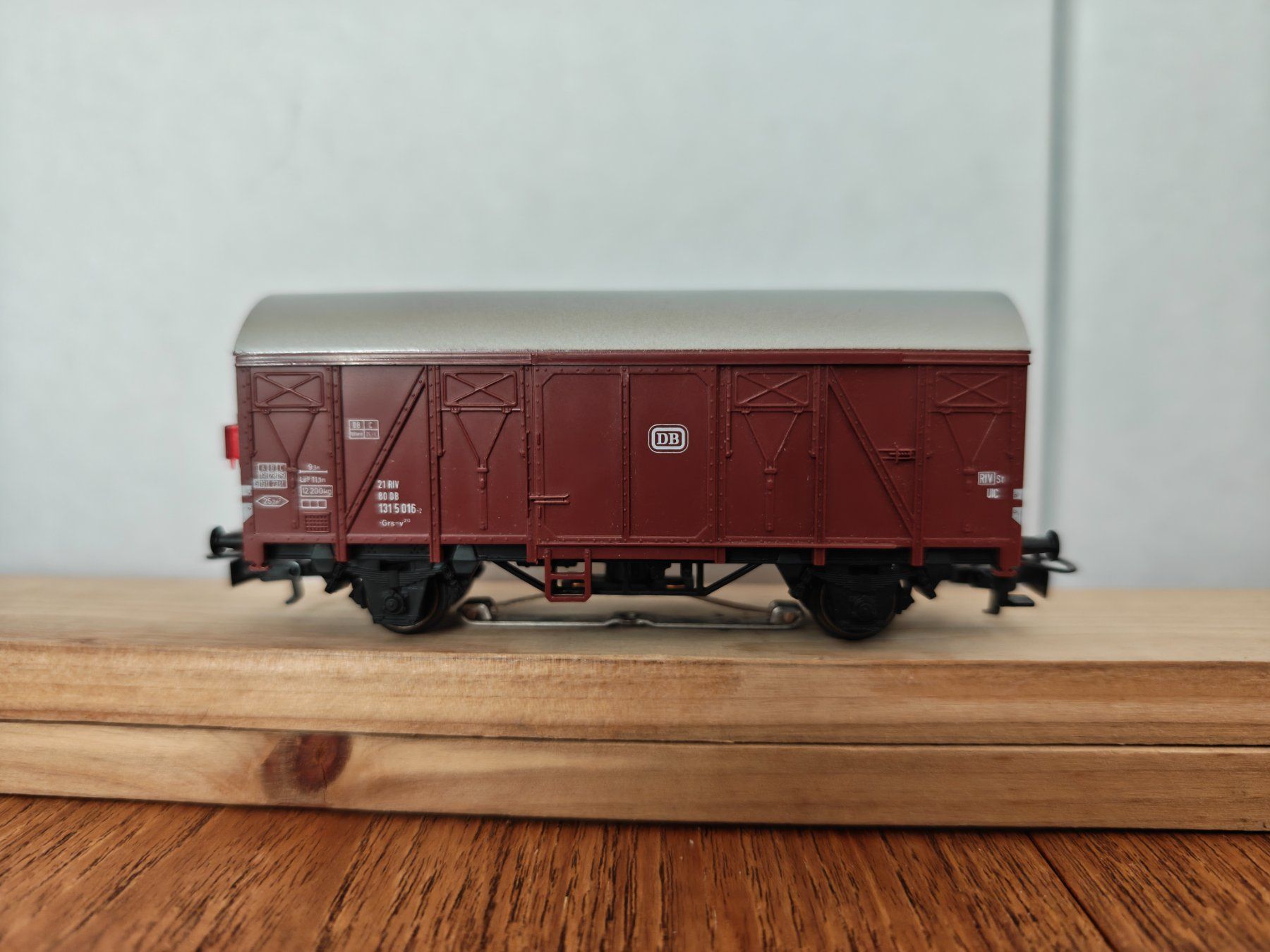 Märklin Modellini di ferrovie: Märklin H0 Güterwagen DB mit Schlusslicht – Usato da Bern venduto da JGBahn