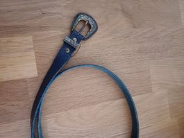 Ceinture fine noire avec boucle décorative argentée