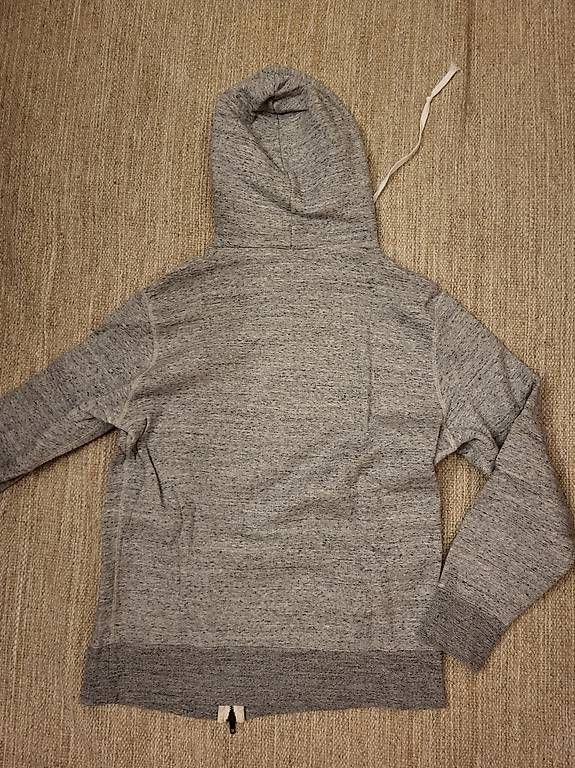 Pullover & Sweatshirts: Sweat a capuche Village Paris XL – Gebraucht aus Lausanne von imreloumaye 1