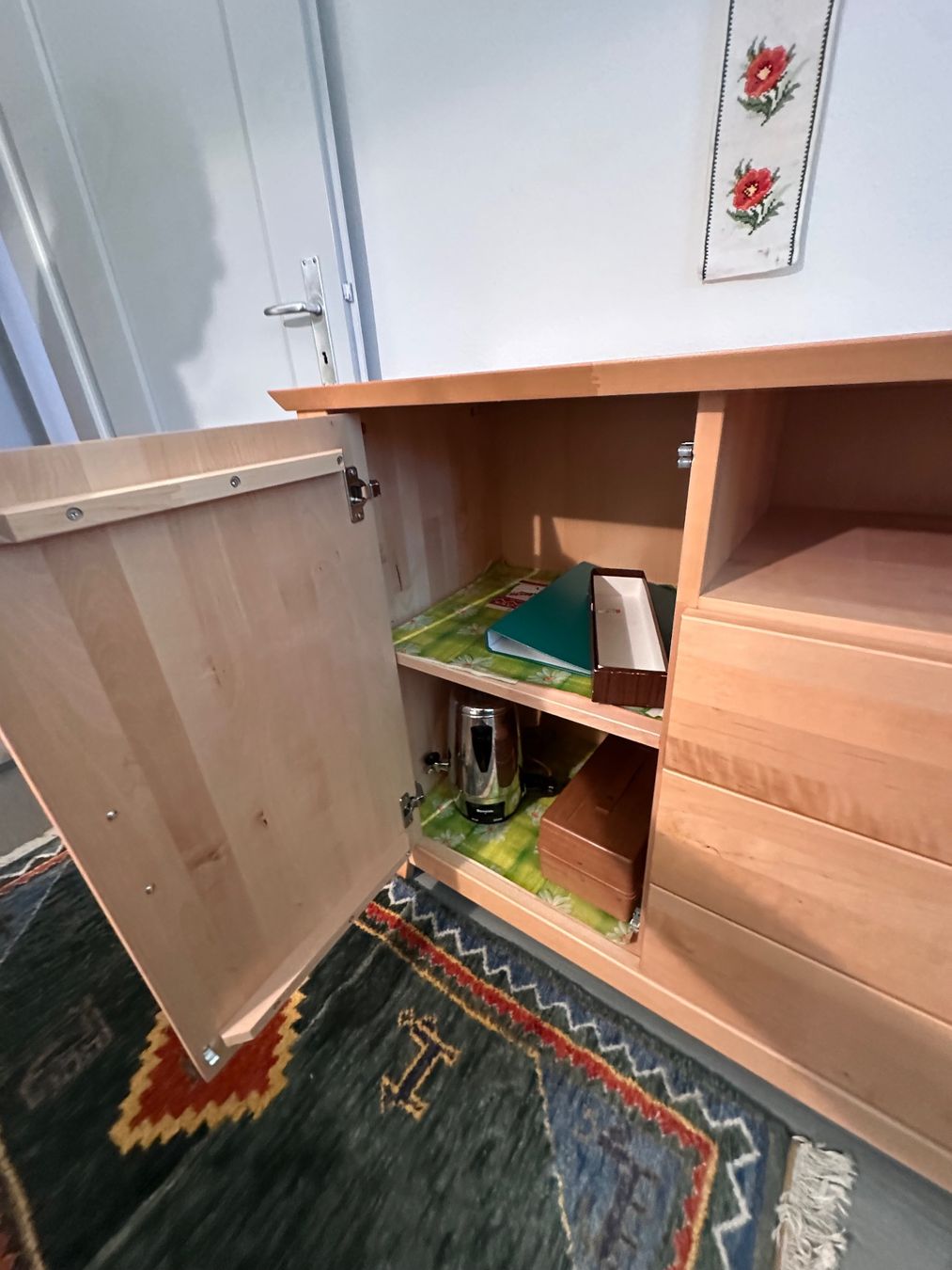 Cassettiere: Moderne Kommode / Sideboard in Buche mit viel Stauraum – Usato da Winterthur venduto da reshoppi 2