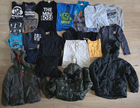 Kleider-Paket mit Jacken 25 Stück Junge Grösse 134 8-10J