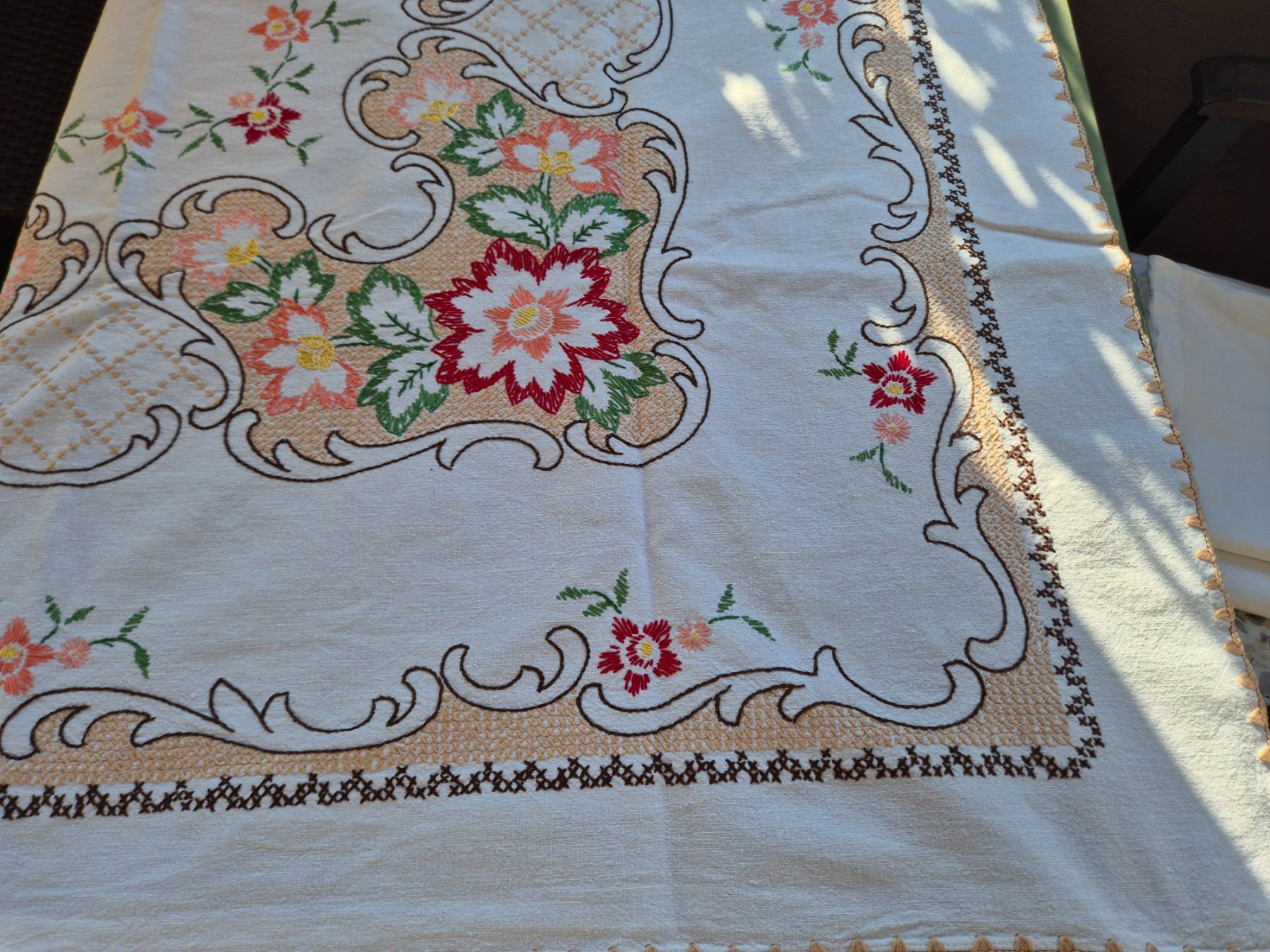 Altra biancheria da tavola: Tischdecke bestickt Blumenmuster , Handarbeit – Usato da Bern venduto da aronari 4