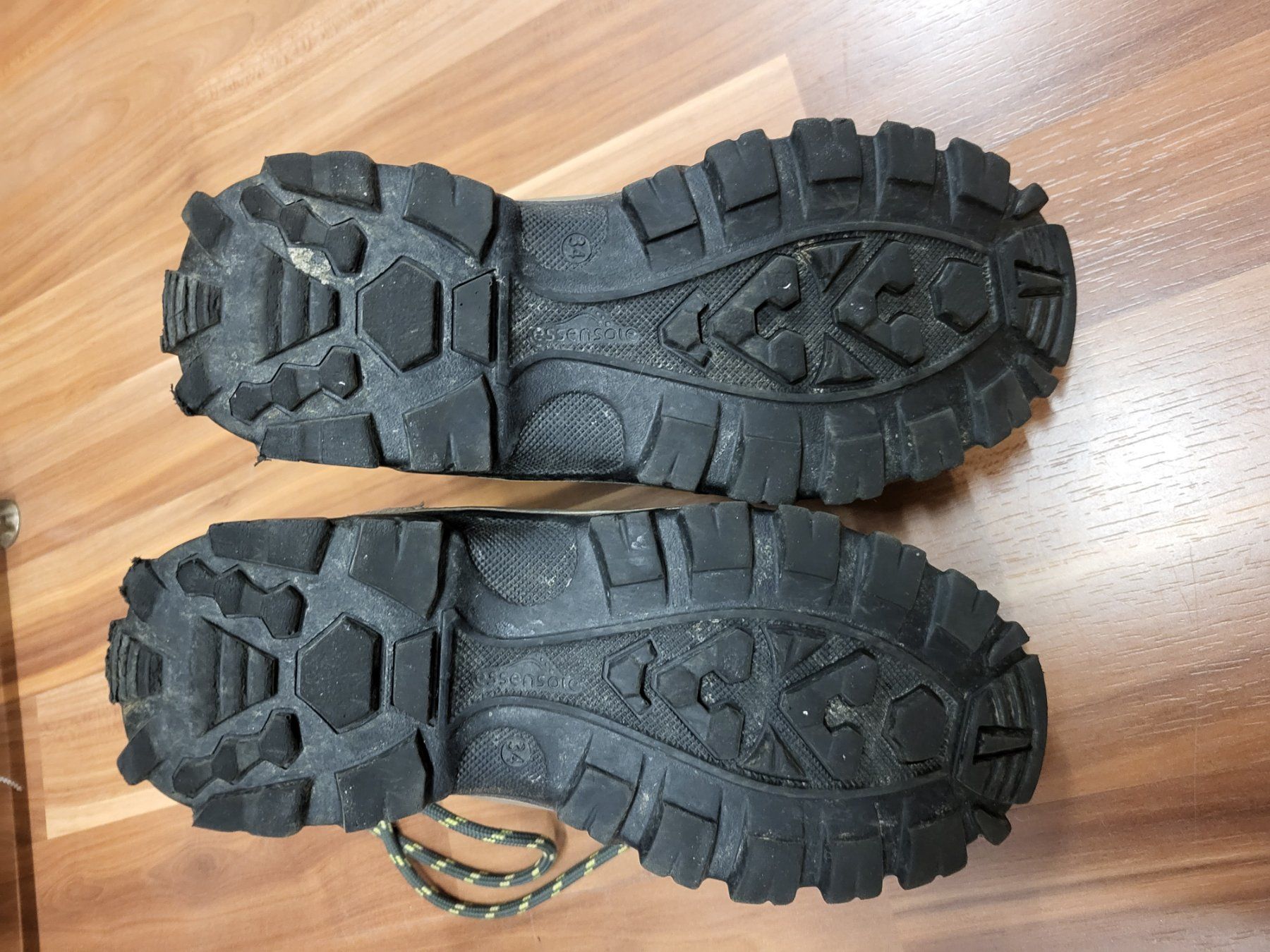 Herrenschuhe: Wanderschuh  gr 34 Quechua B10 – Gebraucht aus Schwarzenburg von Flamingo07 1