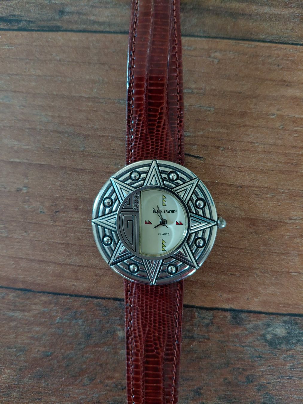 Orologi: Uhr mit schönen Details / Black Apache – Usato da Worb venduto da Antoinette22