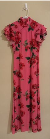 Elegante abito estivo rosa con rose rosse