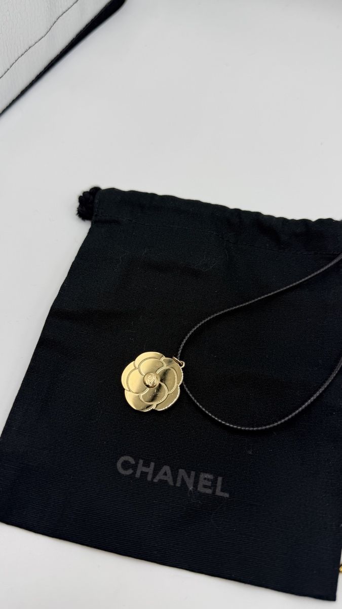 Catenine: Chanel Camellia Flower Necklace - – Nuovo (secondo la descrizione) da Chur venduto da Madeys 2