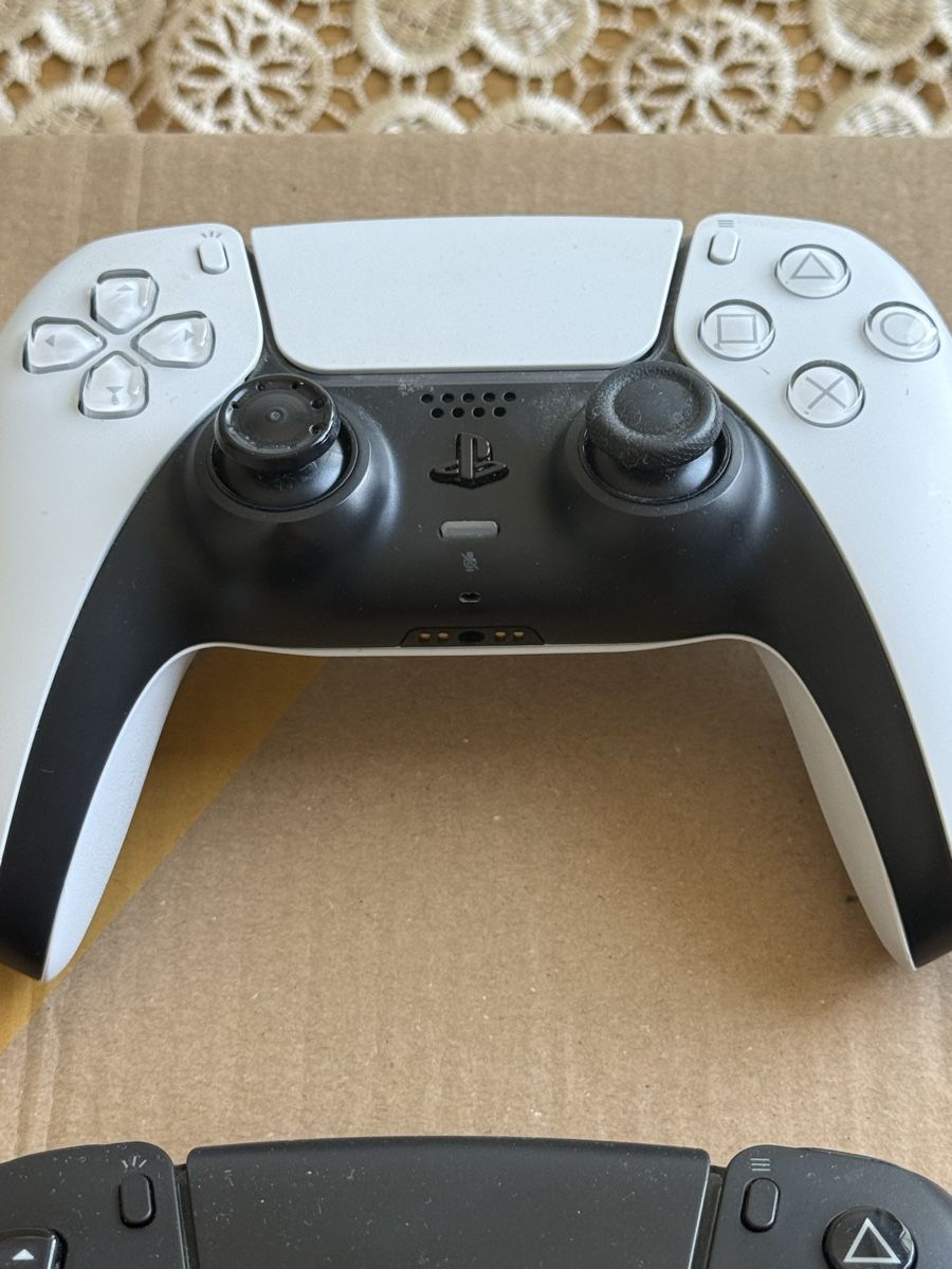 Sony Controller: 2x Sony PS5 DualSense Controller Schwarz & Weiss  – Difettoso da Goldach venduto da Elaissati 2