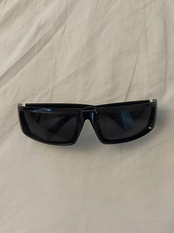 Occhiali & Lenti: Schwarze Sonnenbrille  Y2K Style – Usato da Winterthur venduto da hndrxxoxo