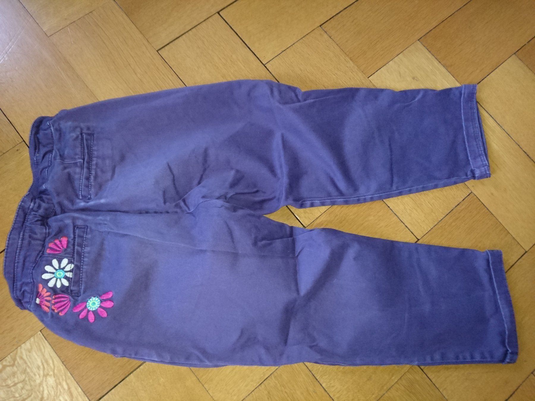 Pantaloni: Blumige Stoffhosen, Gr. ca. 122 – Usato da Basel venduto da Bar08 1